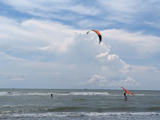 「天空風箏  海上衝浪」 喜樹沙灘感受海天一色美景